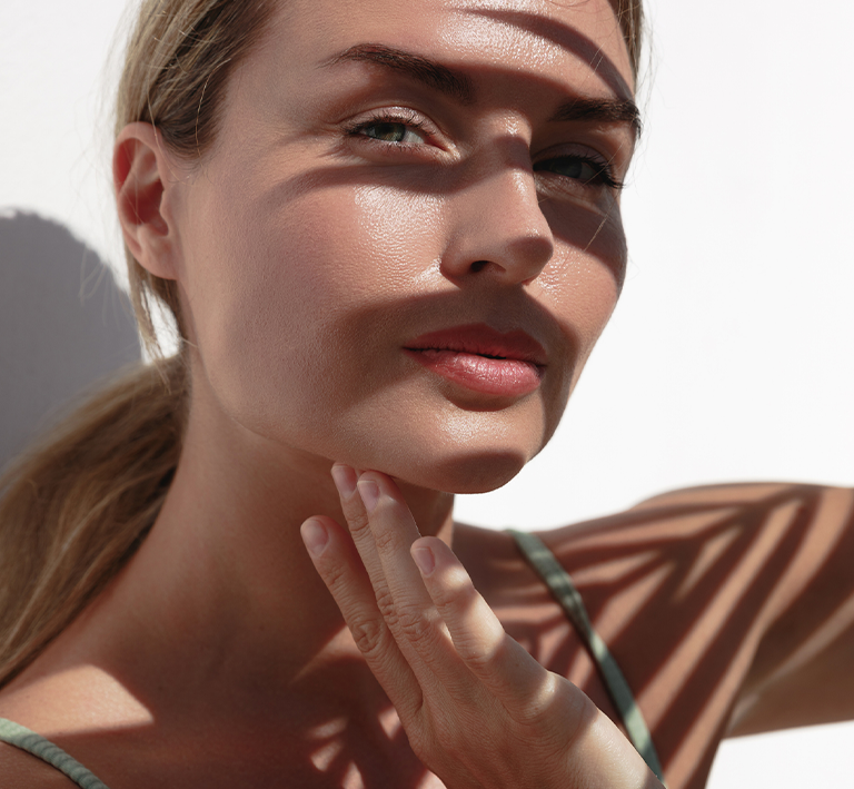 a close up of a woman
