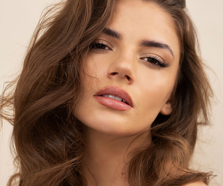 a close up of a woman
