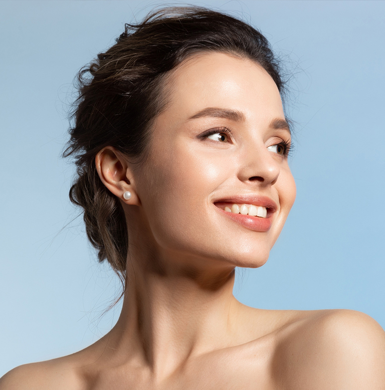 a close up of a woman